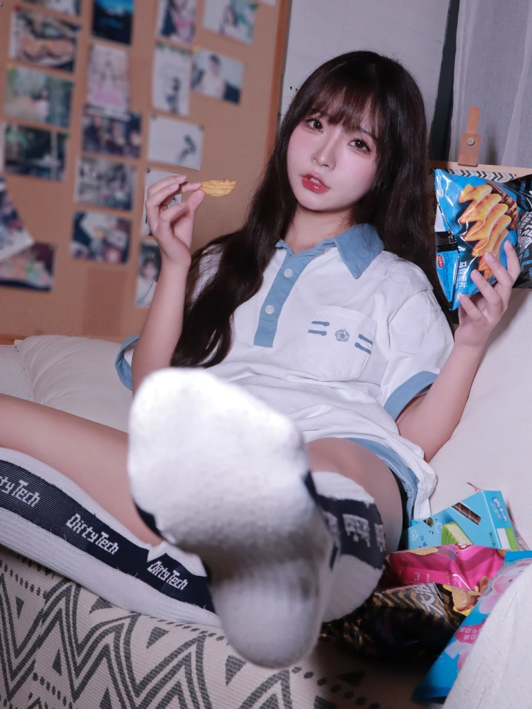 Kokuhui(yuuhui玉汇)《蓝白条少女》主题写真：81张全套美图