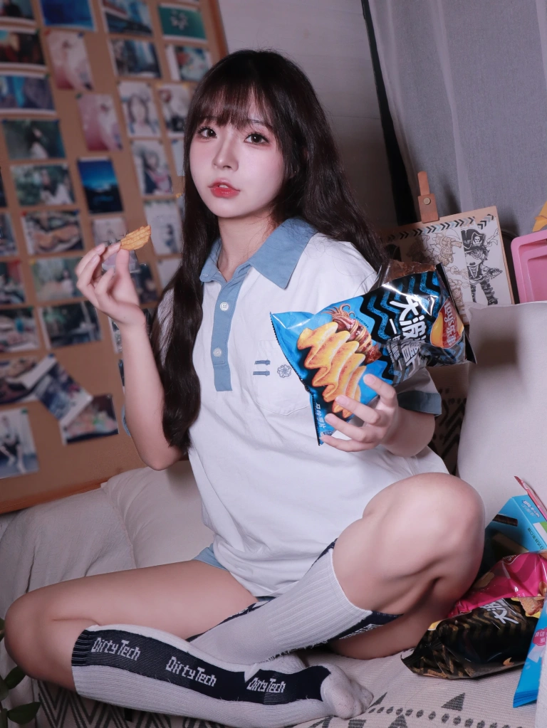 Kokuhui(yuuhui玉汇)《蓝白条少女》主题写真：81张全套美图