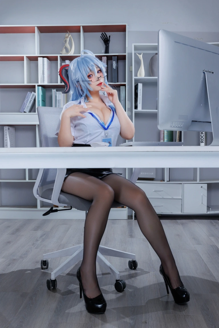 胡桃Kurumi《胡桃 NO.028 – 甘雨OL》主题写真：110张全套美图，含1个视频