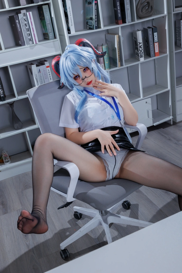 胡桃Kurumi《胡桃 NO.028 – 甘雨OL》主题写真：110张全套美图，含1个视频