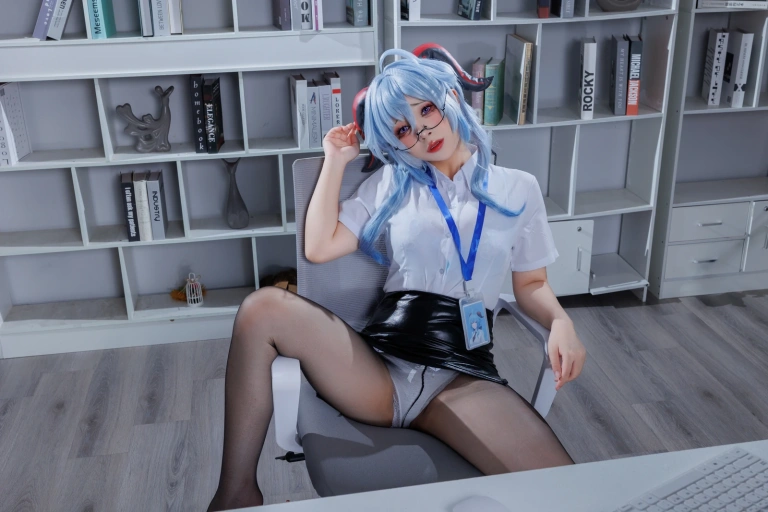 胡桃Kurumi《胡桃 NO.028 – 甘雨OL》主题写真：110张全套美图，含1个视频