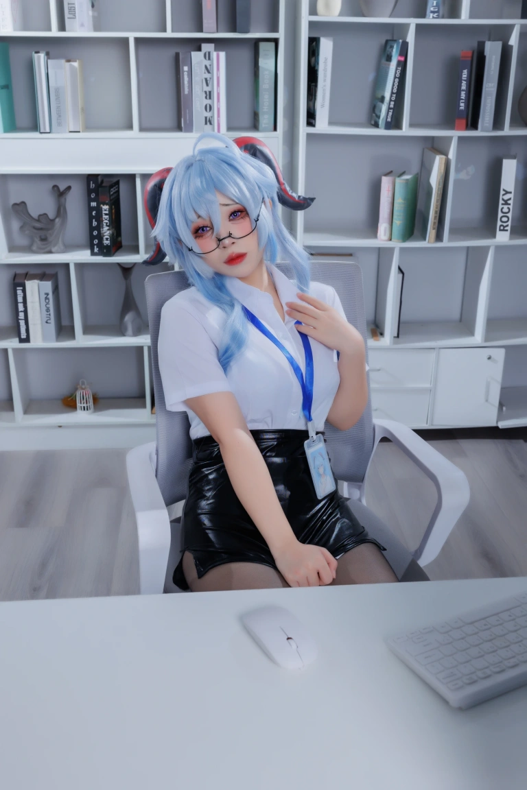 胡桃Kurumi《胡桃 NO.028 – 甘雨OL》主题写真：110张全套美图，含1个视频