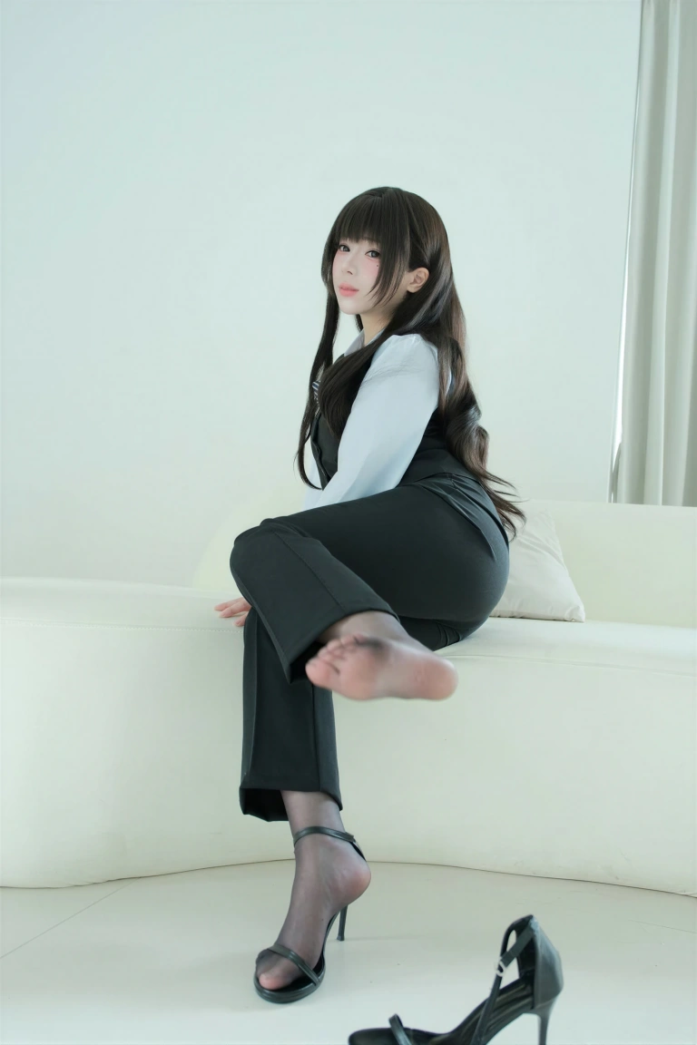 胡桃Kurumi《胡桃 NO.037 – 裤里丝的秘密》主题写真：141张全套美图，含4个视频