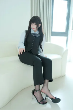 胡桃Kurumi《胡桃 NO.037 – 裤里丝的秘密》主题写真：141张全套美图，含4个视频