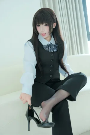 胡桃Kurumi《胡桃 NO.037 – 裤里丝的秘密》主题写真：141张全套美图，含4个视频
