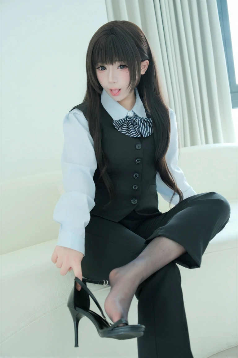 胡桃Kurumi《胡桃 NO.037 – 裤里丝的秘密》主题写真：141张全套美图，含4个视频