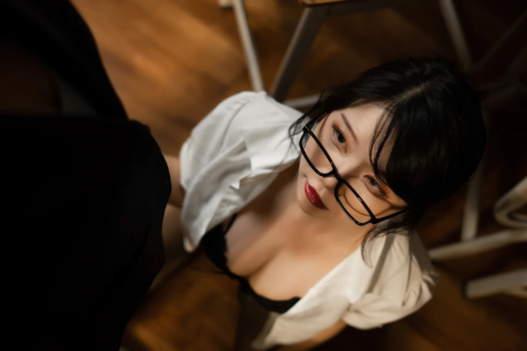 Leah梓未《禁忌教师》主题写真：60张全套美图，含10个视频