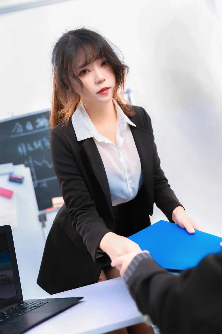 Leah梓未《私蜜助理》主题写真：55张全套美图，含10个视频