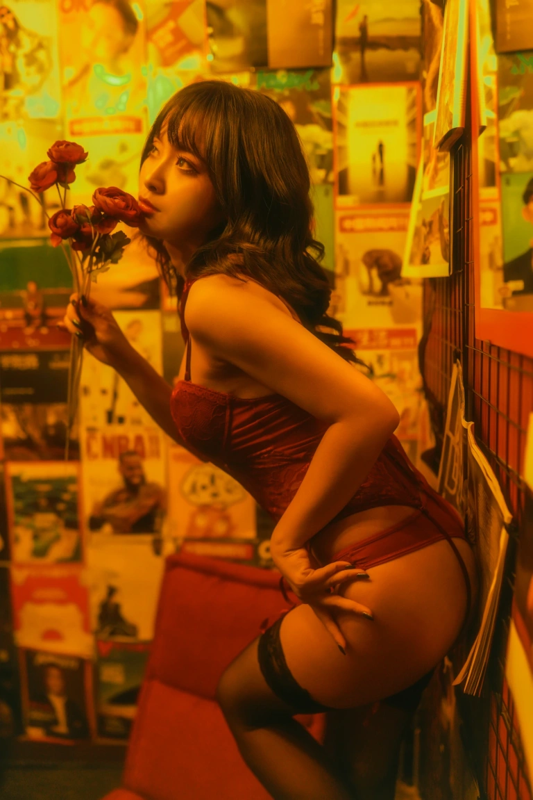 洛璃LoLiSAMA《吻遍众生》主题写真：40张全套美图