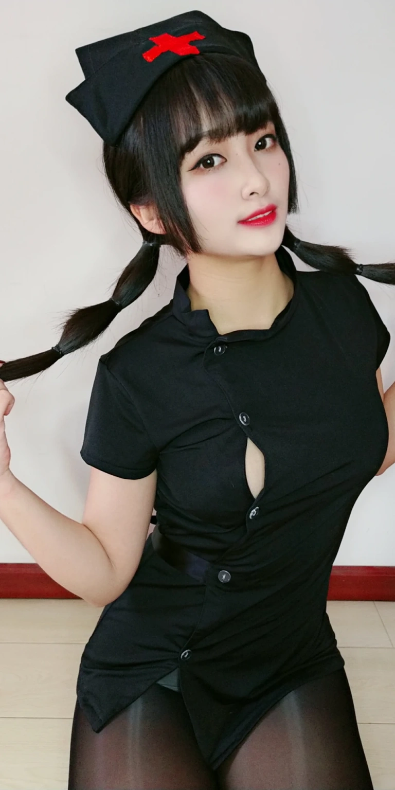 洛璃LoLiSAMA《情人节小护士》主题写真：90张全套美图，含8个视频