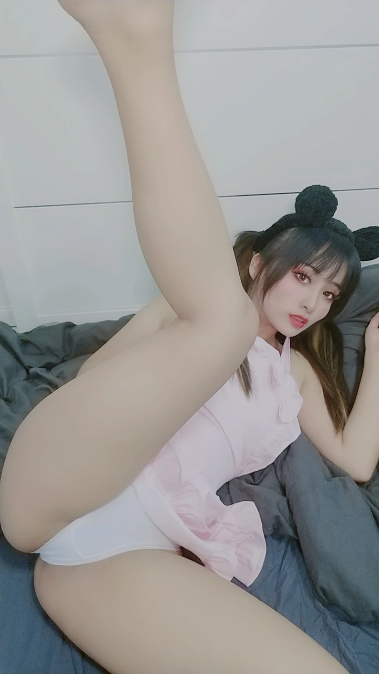 洛璃LoLiSAMA《猫咪围裙》主题写真：95张全套美图，含4个视频