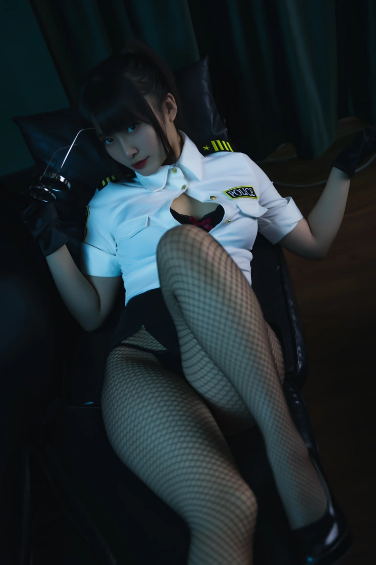 洛璃LoLiSAMA《超S女警》主题写真：22张全套美图