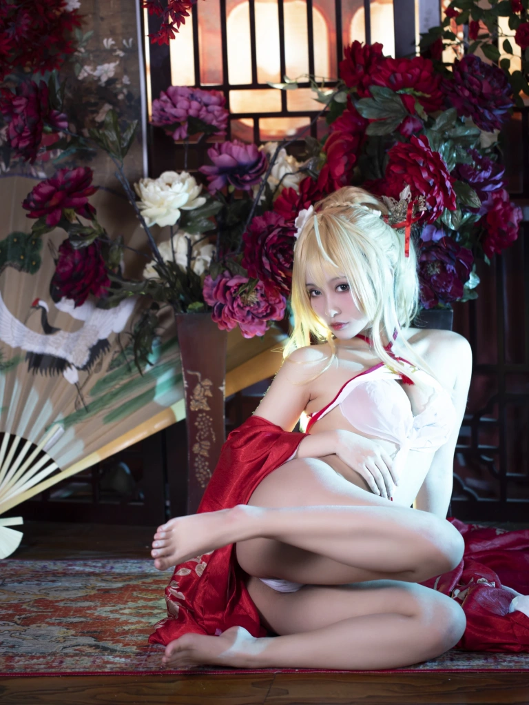 洛璃LoLiSAMA《光荣凉夜香雪》主题写真：36张全套美图