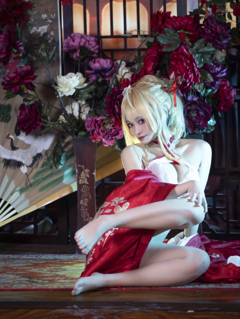 洛璃LoLiSAMA《光荣凉夜香雪》主题写真：36张全套美图