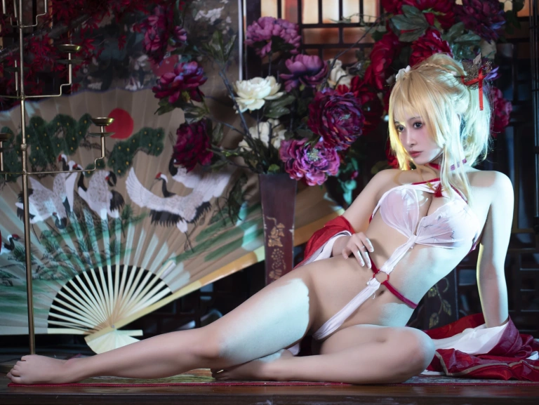 洛璃LoLiSAMA《光荣凉夜香雪》主题写真：36张全套美图