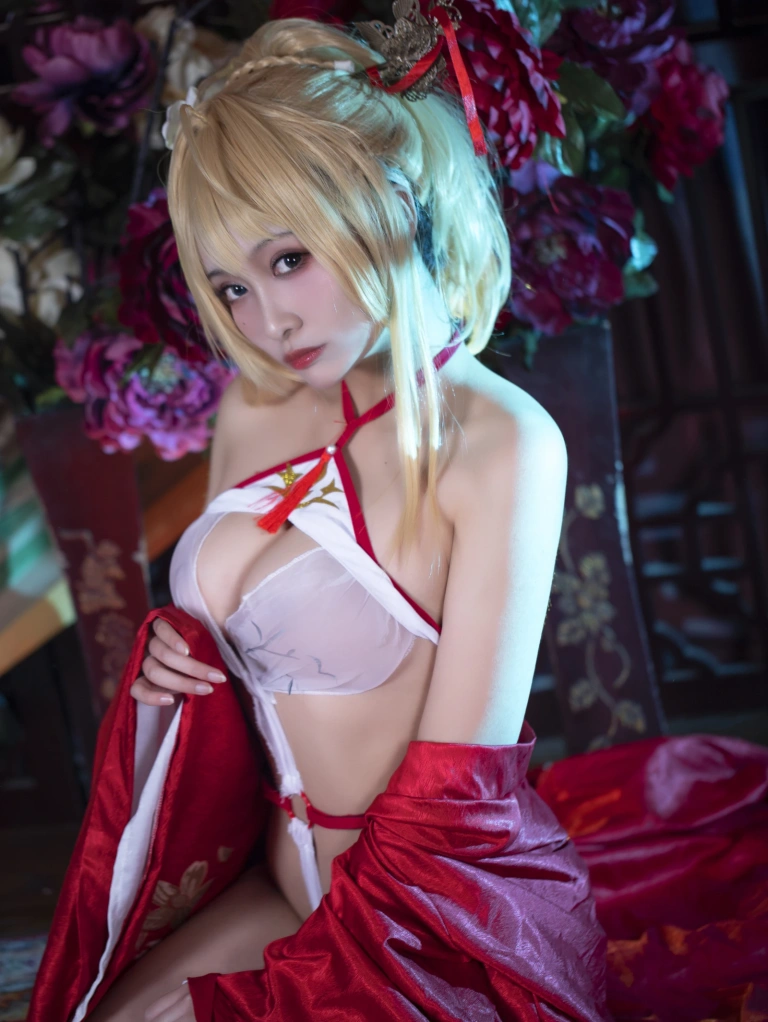 洛璃LoLiSAMA《光荣凉夜香雪》主题写真：36张全套美图