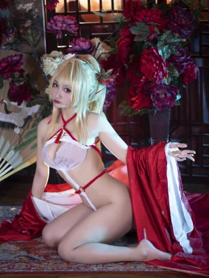 洛璃LoLiSAMA《光荣凉夜香雪》主题写真：36张全套美图