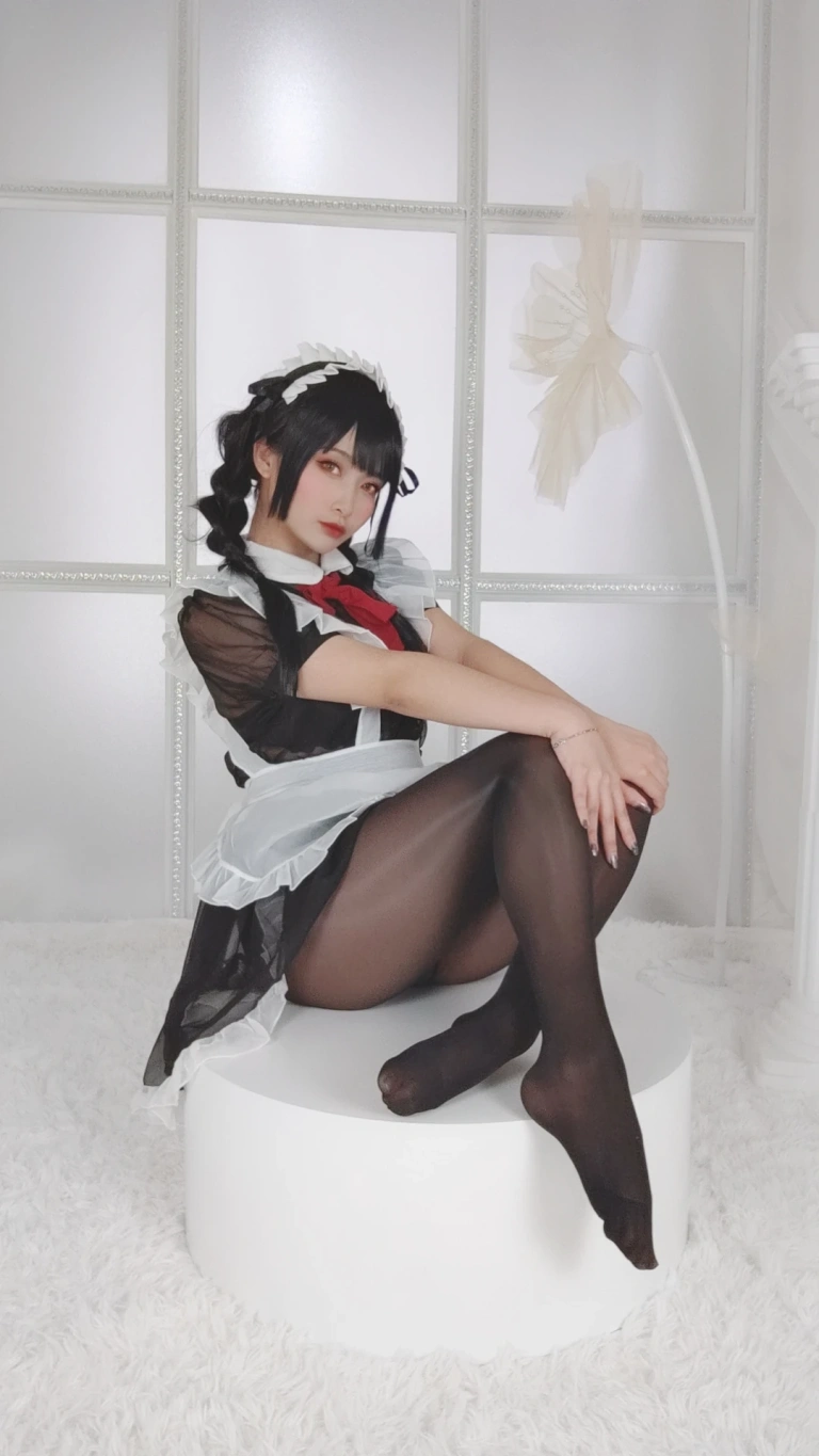 洛璃LoLiSAMA《黑丝女仆》主题写真：93张全套美图，含2个视频