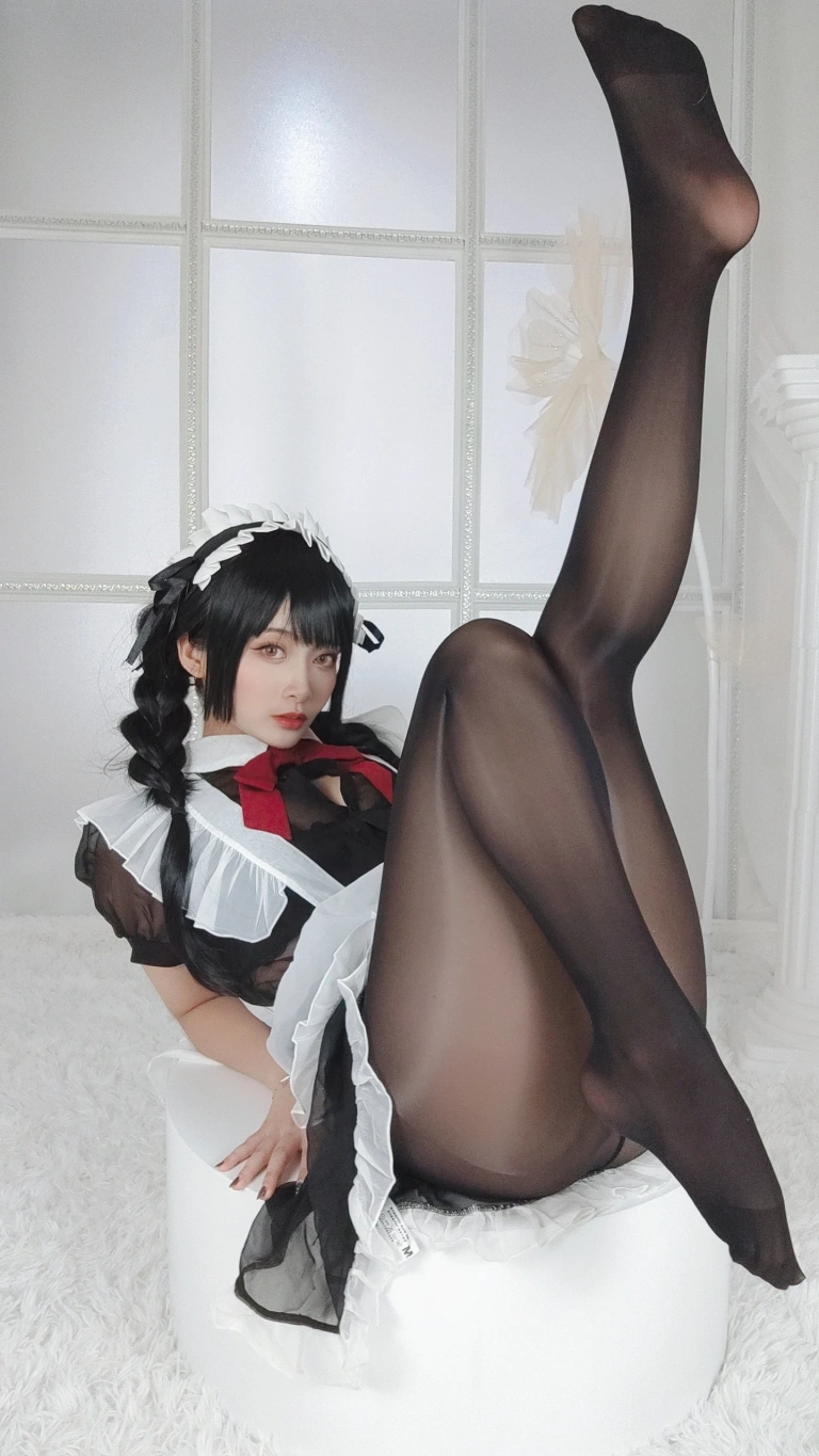 洛璃LoLiSAMA《黑丝女仆》主题写真：93张全套美图，含2个视频