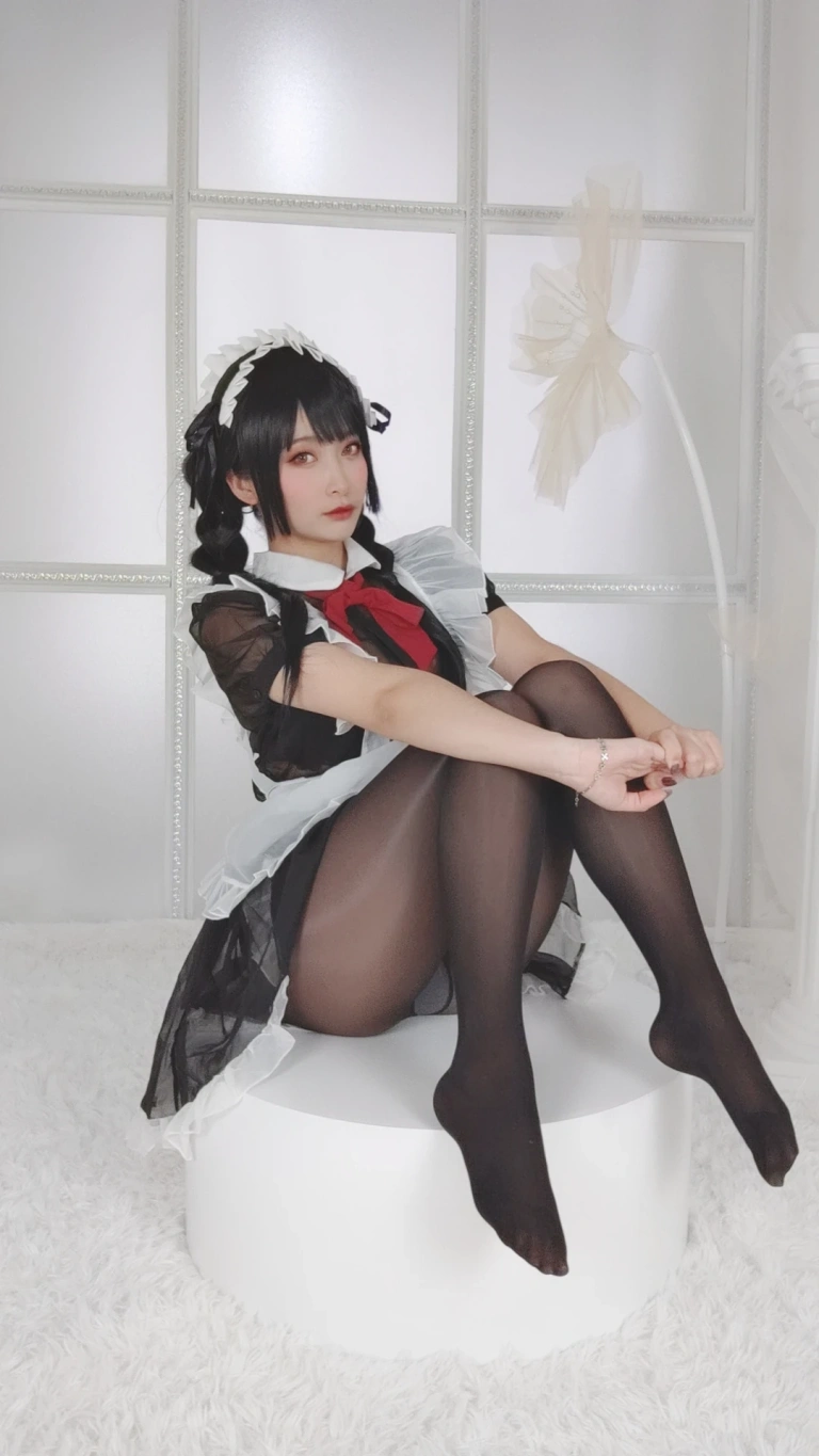 洛璃LoLiSAMA《黑丝女仆》主题写真：93张全套美图，含2个视频