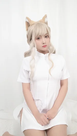 洛璃LoLiSAMA《橘猫护士》主题写真：107张全套美图，含5个视频