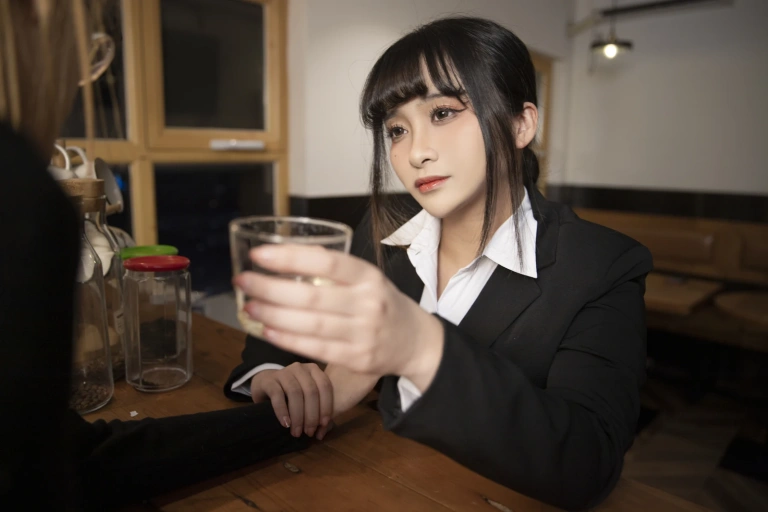 洛璃LoLiSAMA《醉酒OL》主题写真：104张全套美图，含1个视频