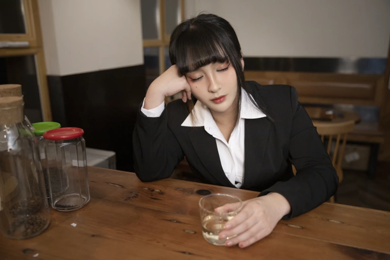 洛璃LoLiSAMA《醉酒OL》主题写真：104张全套美图，含1个视频