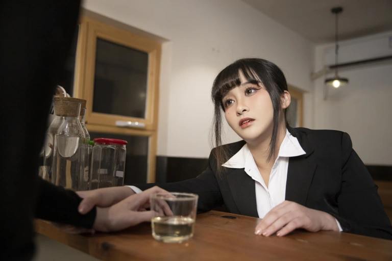 洛璃LoLiSAMA《醉酒OL》主题写真：104张全套美图，含1个视频