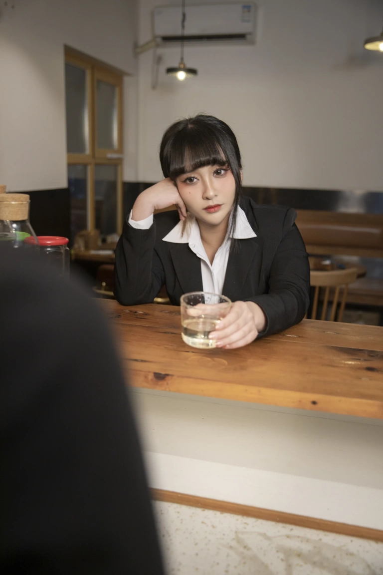 洛璃LoLiSAMA《醉酒OL》主题写真：104张全套美图，含1个视频