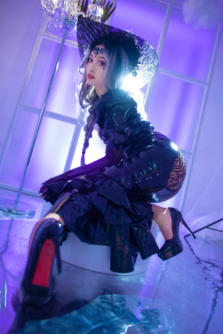 洛璃LoLiSAMA《魔女莉莉丝》主题写真：74张全套美图