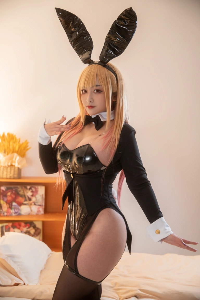 洛璃LoLiSAMA《喜多川海梦兔女郎》主题写真：32张全套美图