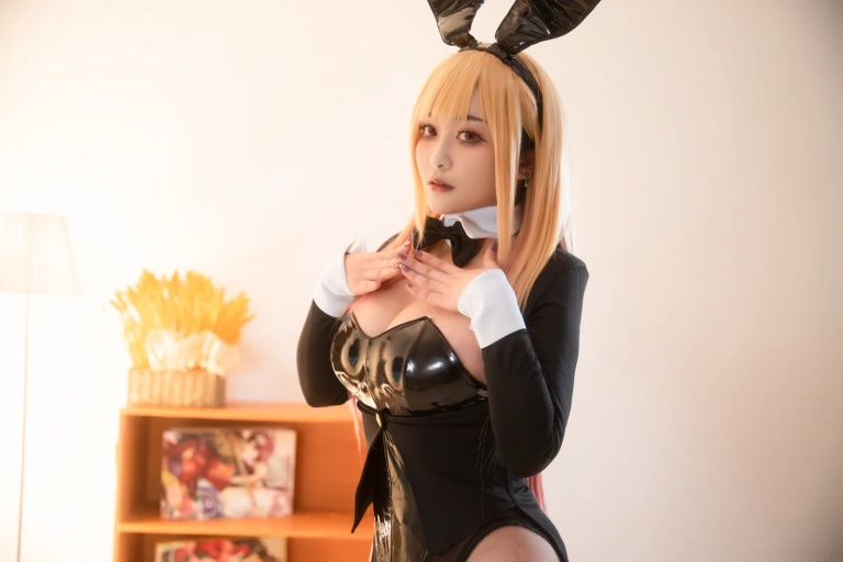 洛璃LoLiSAMA《喜多川海梦兔女郎》主题写真：32张全套美图