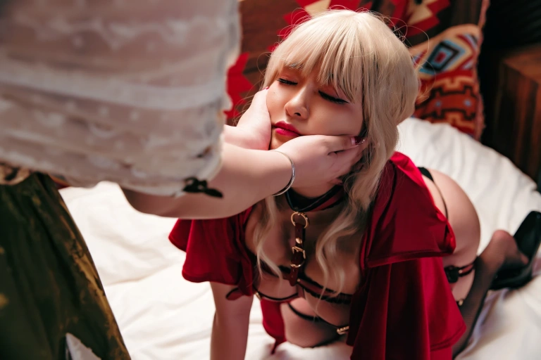 洛璃LoLiSAMA《暗黑小红帽》主题写真：88张全套美图