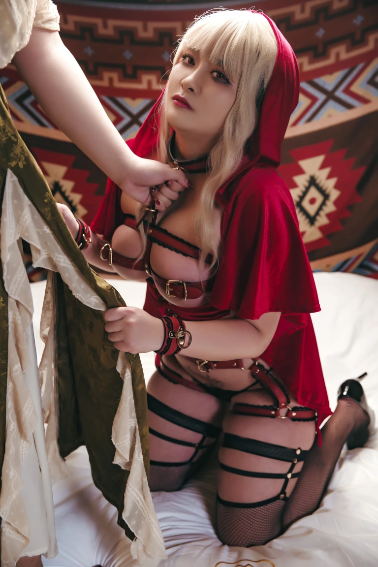 洛璃LoLiSAMA《暗黑小红帽》主题写真：88张全套美图