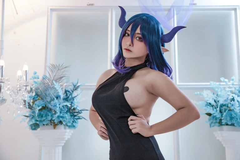 洛璃LoLiSAMA《九月舰长《维尔梅》》主题写真：64张全套美图