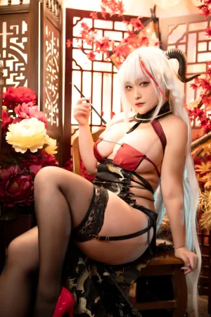 洛璃LoLiSAMA《埃吉尔旗袍 金龙腾祥云》主题写真：65张全套美图