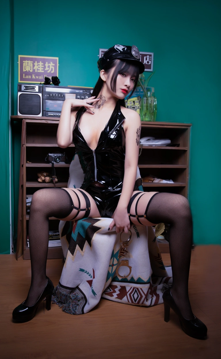 洛璃LoLiSAMA《小女警》主题写真：52张全套美图