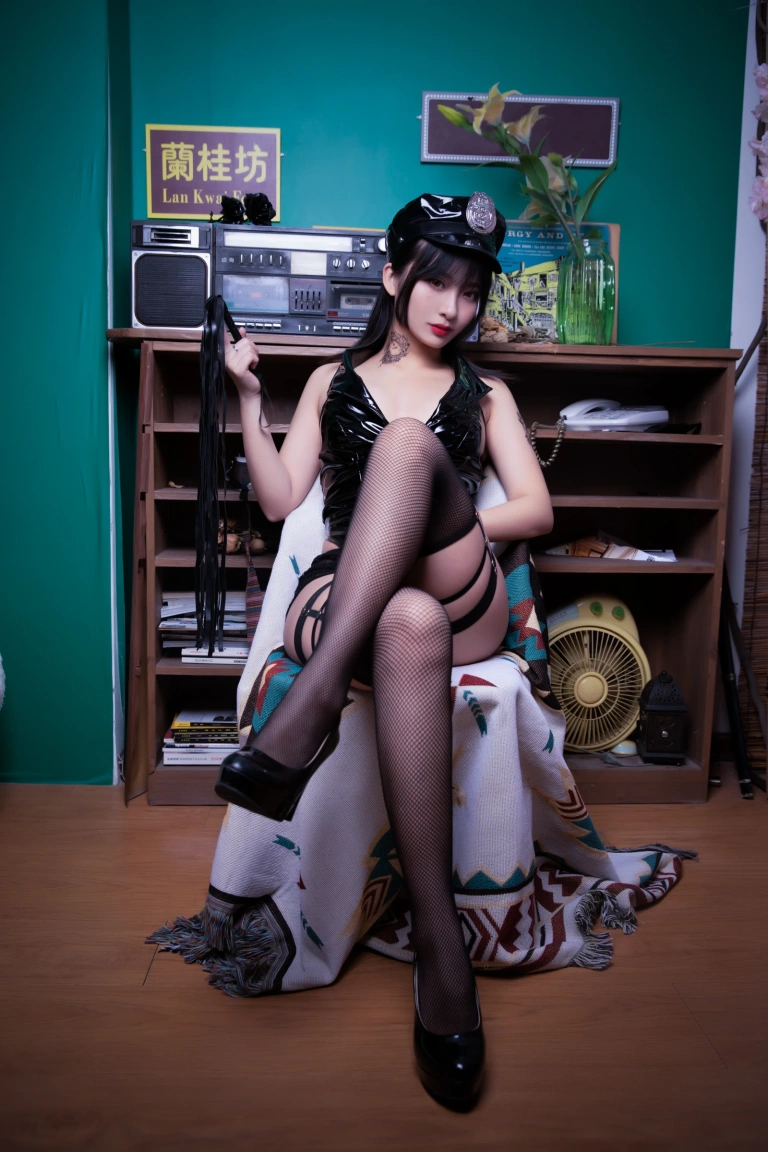 洛璃LoLiSAMA《小女警》主题写真：52张全套美图