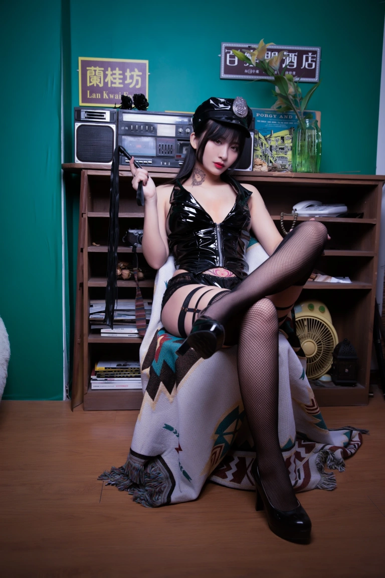 洛璃LoLiSAMA《小女警》主题写真：52张全套美图