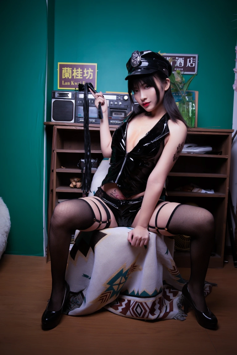 洛璃LoLiSAMA《小女警》主题写真：52张全套美图