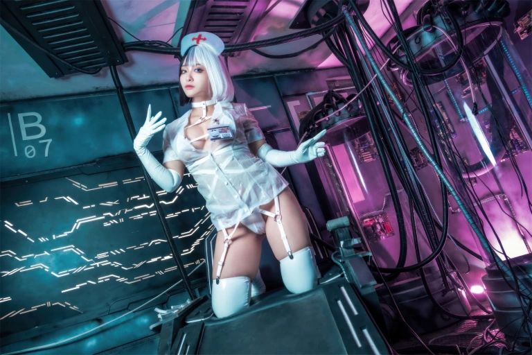 洛璃LoLiSAMA《透明护士》主题写真：37张全套美图