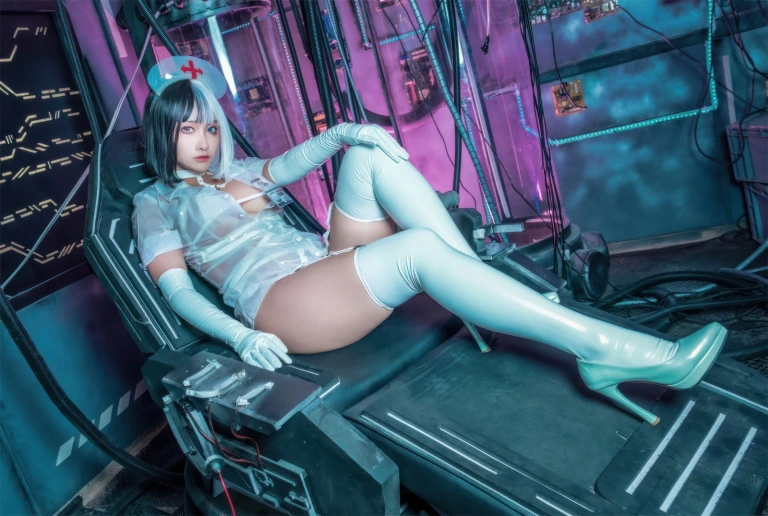 洛璃LoLiSAMA《透明护士》主题写真：37张全套美图