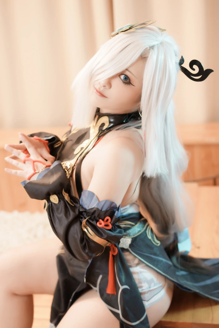 洛璃LoLiSAMA《申鹤》主题写真：83张全套美图，含1个视频