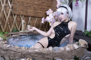 洛璃LoLiSAMA《尼尔2B黑色竞泳》主题写真：64张全套美图，含1个视频