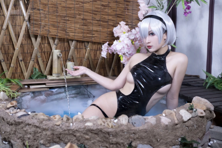 洛璃LoLiSAMA《尼尔2B黑色竞泳》主题写真：64张全套美图，含1个视频