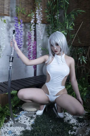 洛璃LoLiSAMA《尼尔A2白色竞泳》主题写真：60张全套美图