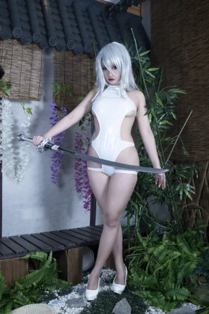 洛璃LoLiSAMA《尼尔A2白色竞泳》主题写真：60张全套美图