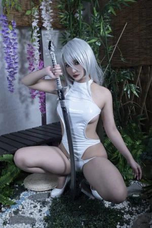 洛璃LoLiSAMA《尼尔A2白色竞泳》主题写真：60张全套美图