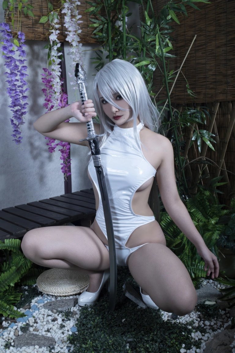 洛璃LoLiSAMA《尼尔A2白色竞泳》主题写真：60张全套美图