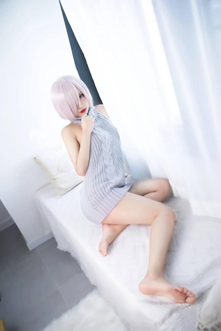 洛璃LoLiSAMA《玛修露背毛衣》主题写真：23张全套美图